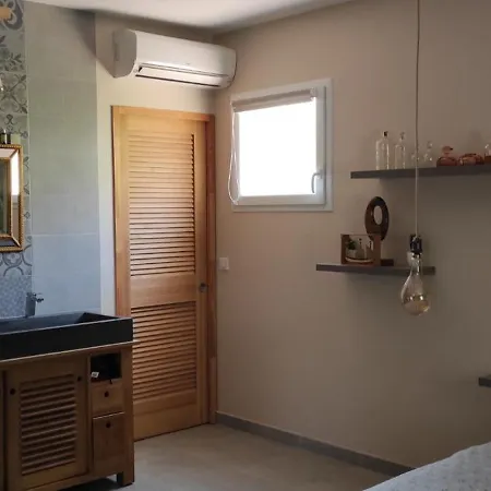 Un Joli Jardin Mediterraneen آجد