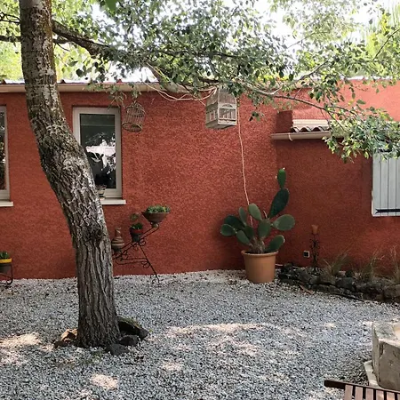 Un Joli Jardin Mediterraneen فيلة