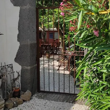 Un Joli Jardin Mediterraneen فيلة آجد